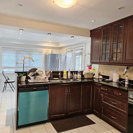 Beautiful Room At Yonge And Sheppard And North York Centre Торонто Екстериор снимка