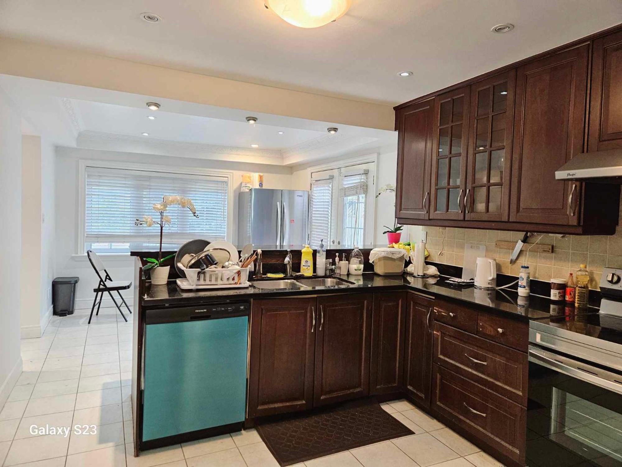 Beautiful Room At Yonge And Sheppard And North York Centre Торонто Екстериор снимка