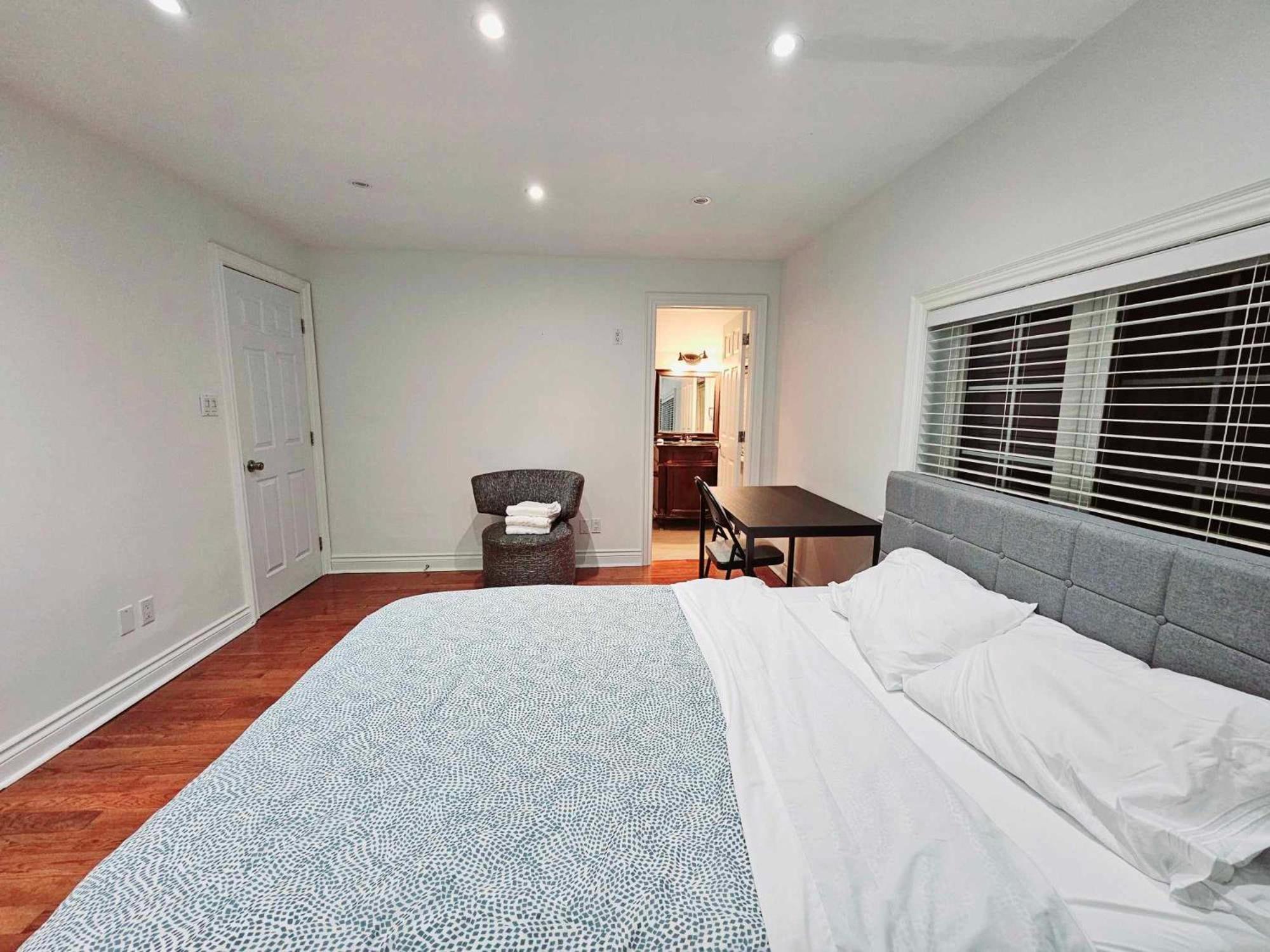 Beautiful Room At Yonge And Sheppard And North York Centre Торонто Екстериор снимка
